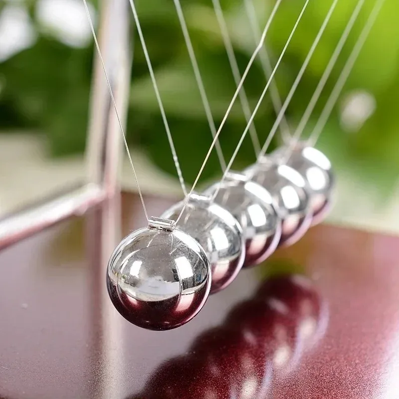 Newton Cradle Large - Колыбель Ньютона: стальные балансирующие шары, настольная